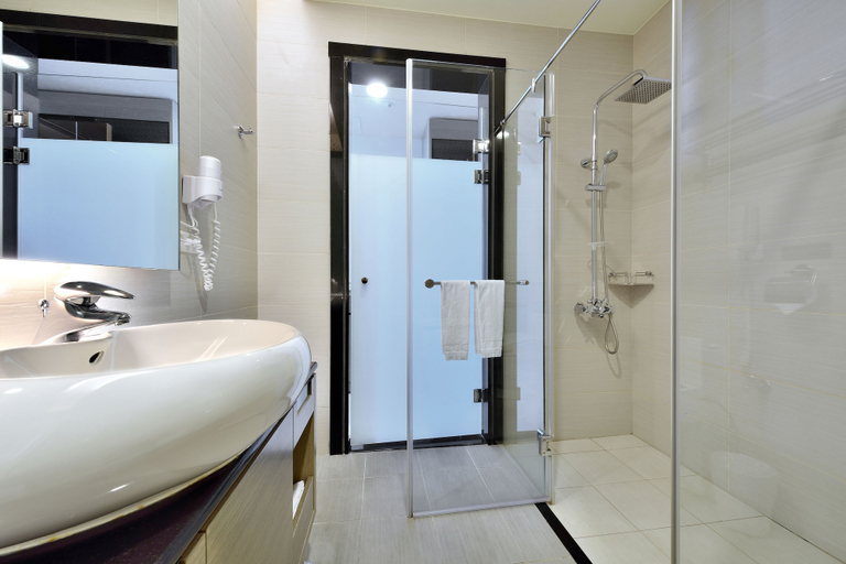 Bathroom 5, Shinkansen Grand Hotel, Taichung