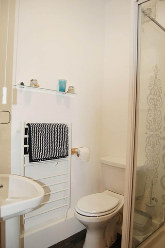Bathroom 4, CLOCK TOWER APARTMENTS, Powys