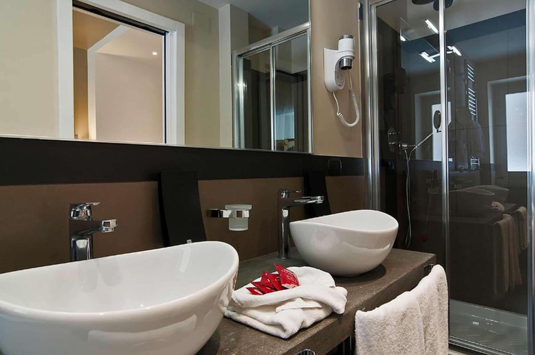 Bathroom 5, Hotel Caravel, Rome