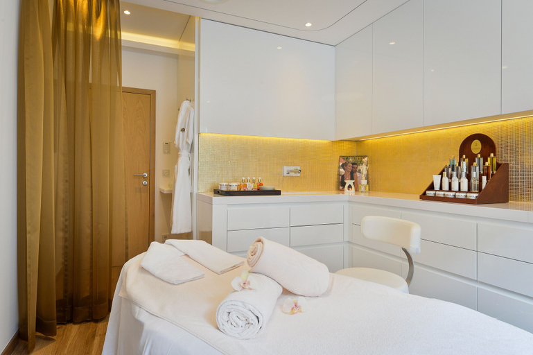 Bedroom 3, Hotel Trofana Royal, Landeck