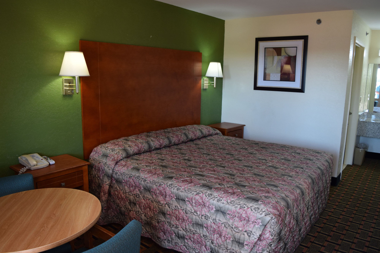 Bedroom 5, Royal Inn Douglasville, Douglas