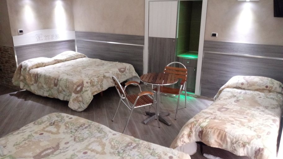 Bedroom 2, Pensione Enea, Napoli