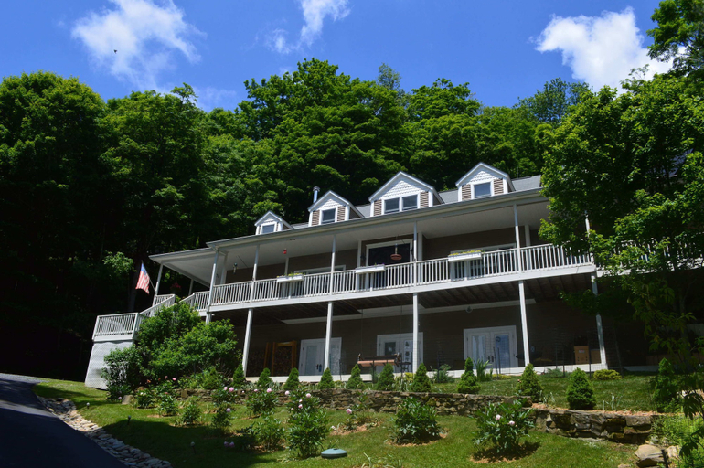 Exterior & Views
