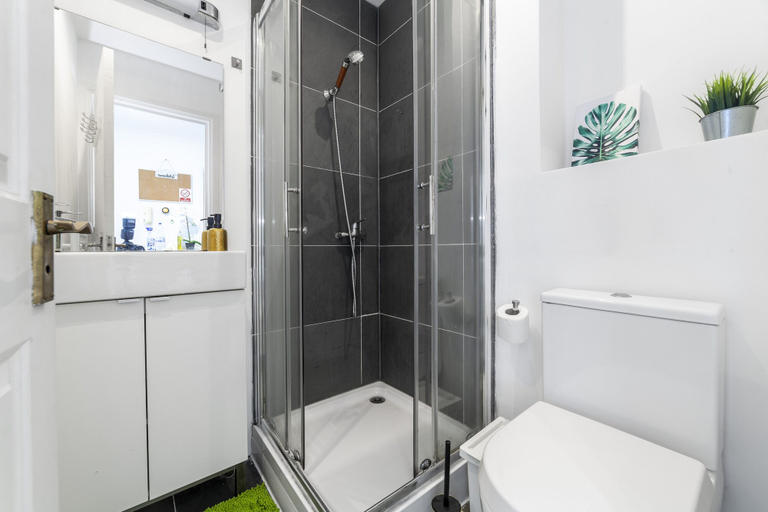 Bathroom 3, Homely 2-bed Apartment in London, London