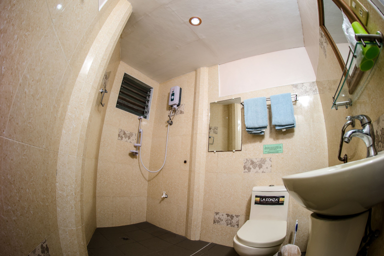 Bathroom 4, Seafari Resort Oslob, Oslob