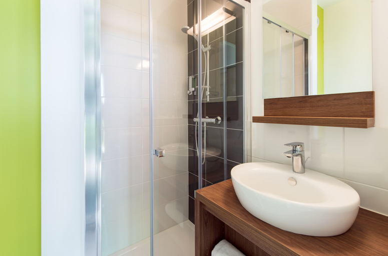 Bathroom 5, B&B HOTEL Saint-Nazaire Pornichet, Loire-Atlantique