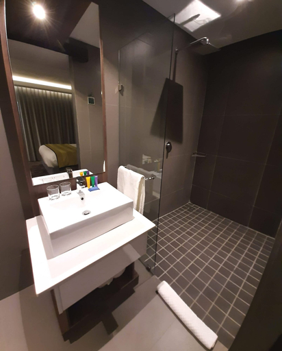 Bathroom 3, Copperwood Hotel and Conferencing, Bojanala
