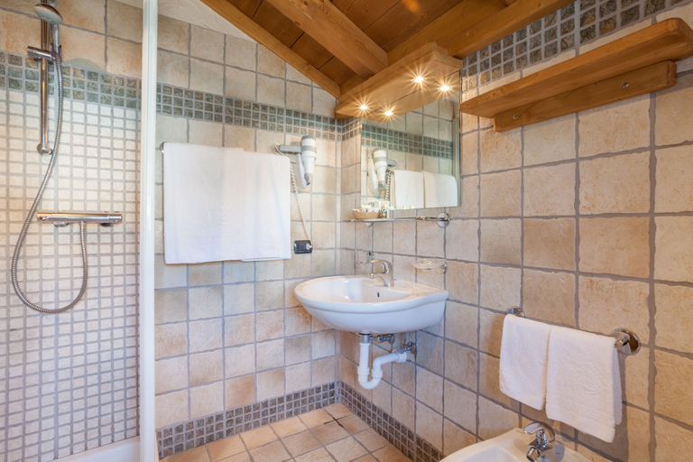 Bathroom 5, Park Chalet Village, Sondrio