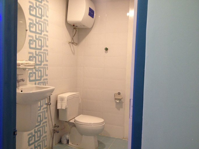 Bathroom 4, Hotel Windsor, Yangon