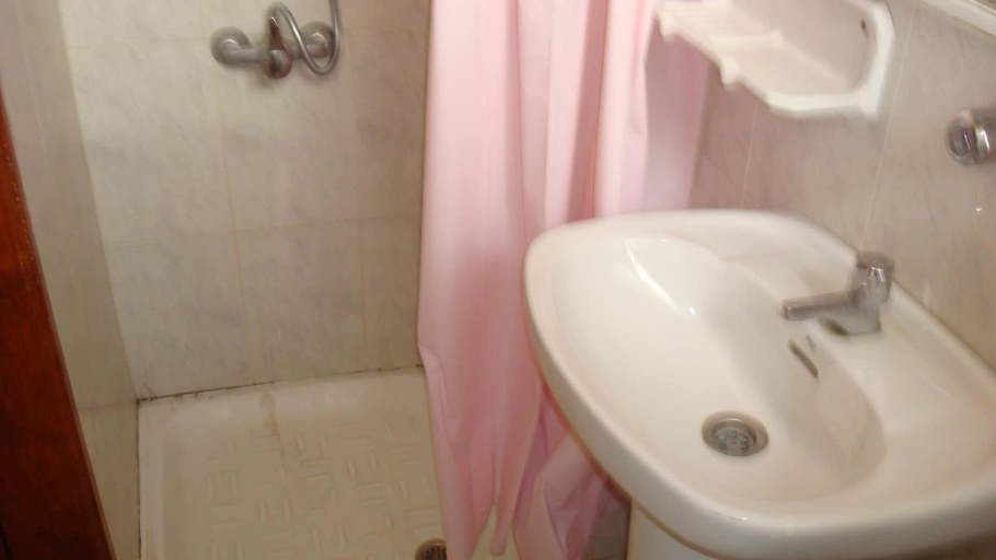 Bathroom 3, Pensión Hespérides, Santa Cruz de Tenerife