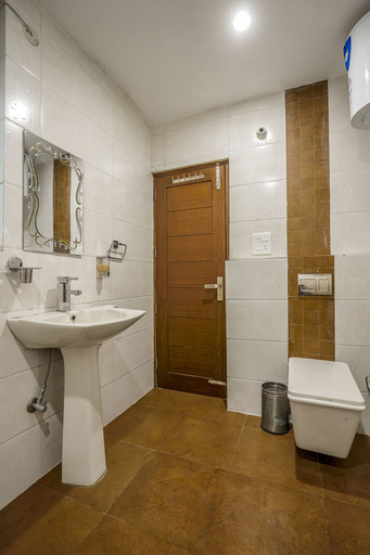 Bathroom 3, Alayam 3 BHK by Dumnu Homes, Solan