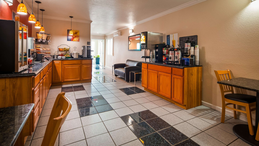 Food & Drinks 5, Best Western Americana, Tulare