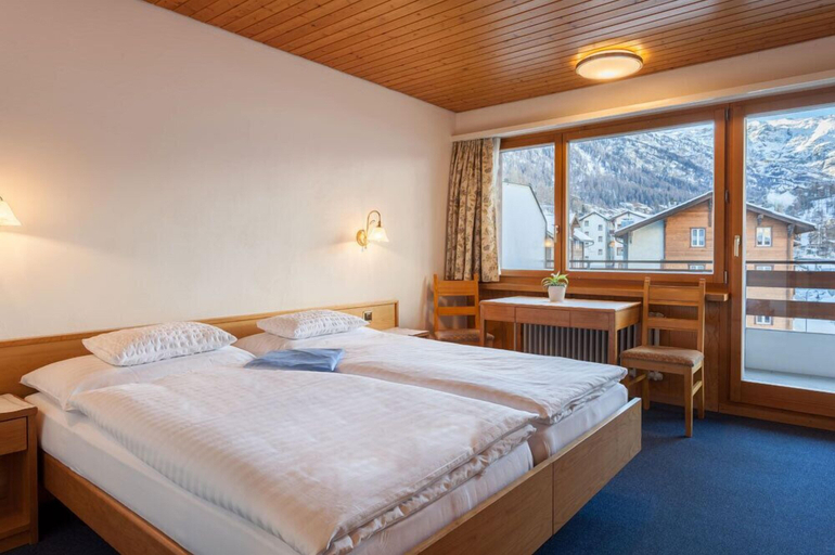 Bedroom 4, Hotel Parnass, Visp