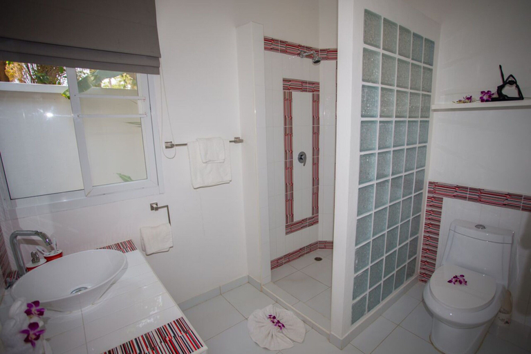 Bathroom 4, Blissful Tropical Stay at SeaLaVie Villa, Pulau Phuket
