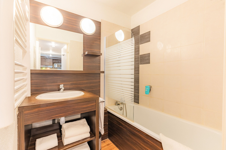 Bathroom 5, Appart'City Classic Genève – Gaillard, Haute-Savoie