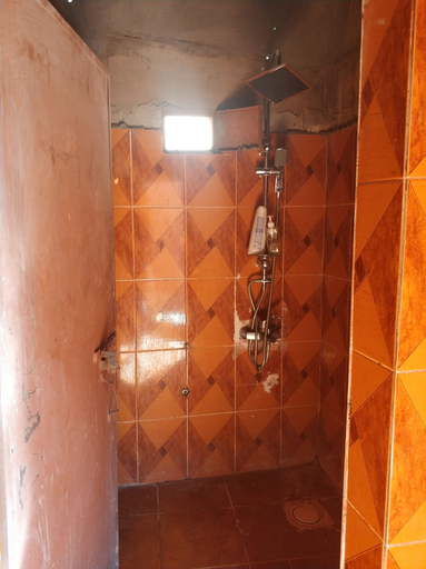 Bathroom 5, Oblivion camp, Quaira