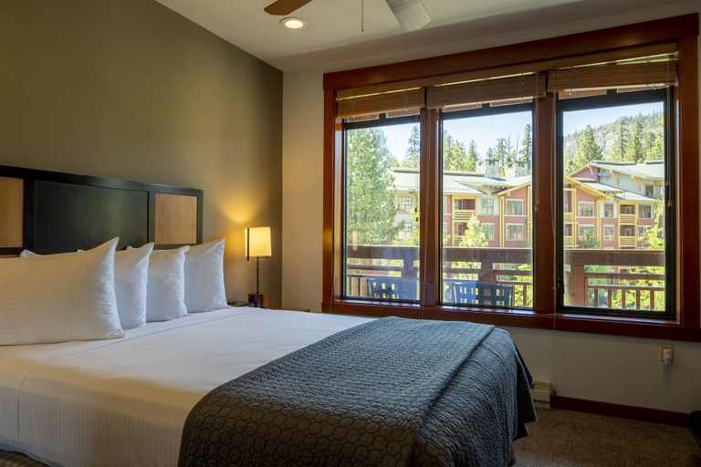 Bedroom 3, The Village Lodge, Mono