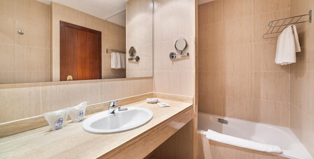 Bathroom 4, Hotel Garbí Cala Millor, Baleares