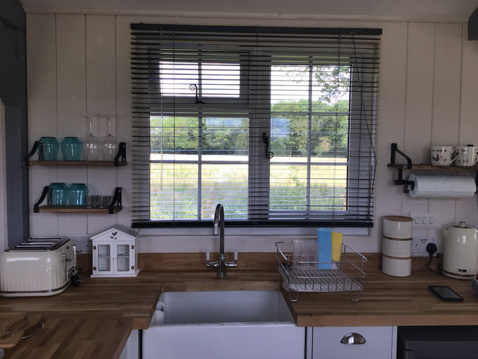 Others 5, Charming Luxurious Rural Shepherds Hut, Hampshire