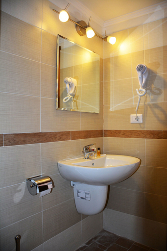 Bathroom 4, Baron Beach Hotel, Latina