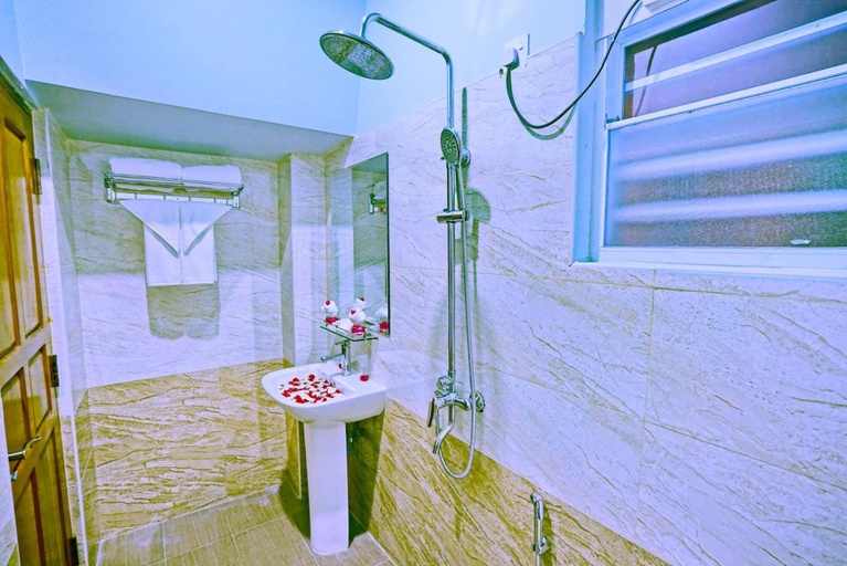 Bathroom 4, Hotel Aurora, Mandalay