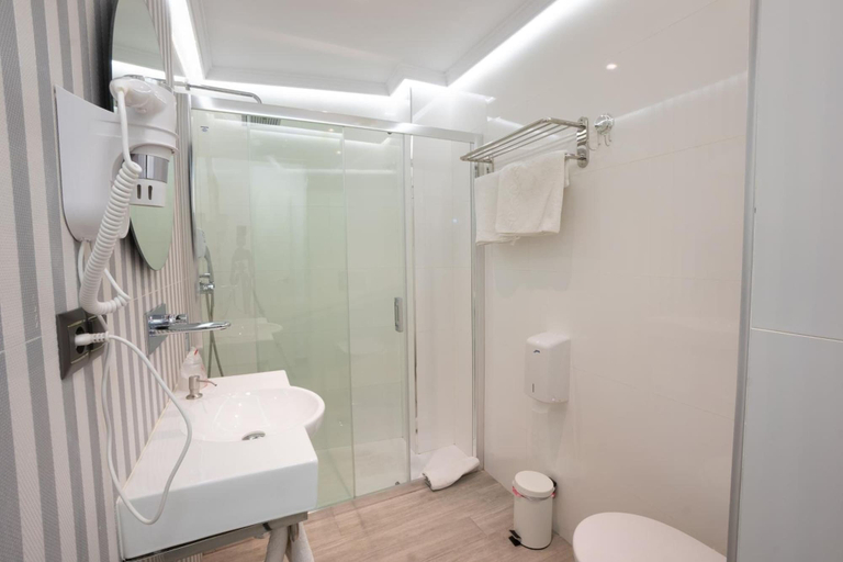 Bathroom 3, Apartamentos Abril, Málaga