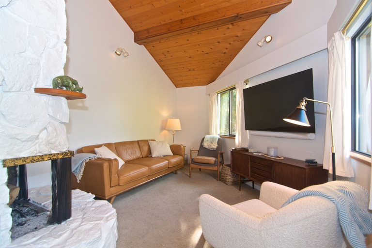 Bedroom 3, Lakefront Chalet with private dock, Squamish-Lillooet