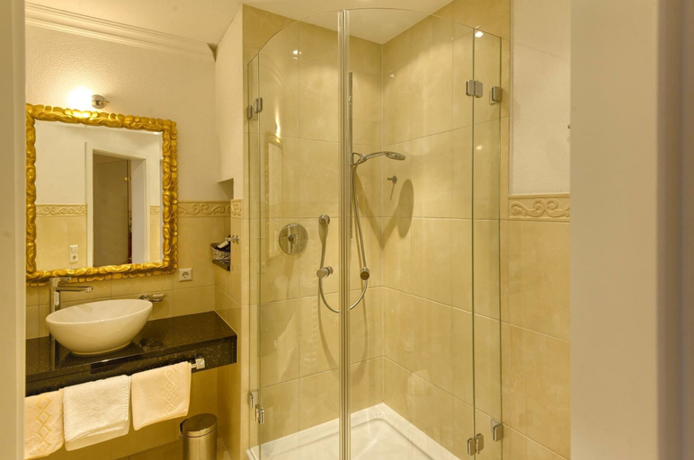 Bathroom 5, Hotel Restaurant Kaiserhof, Lörrach