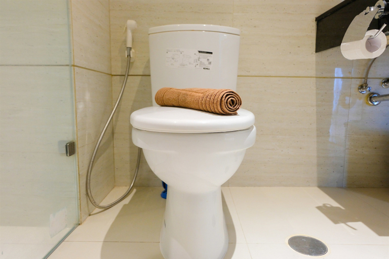 Bathroom 4, Chic 1BR Brooklyn Apartment near IKEA Alam Sutera, Tangerang