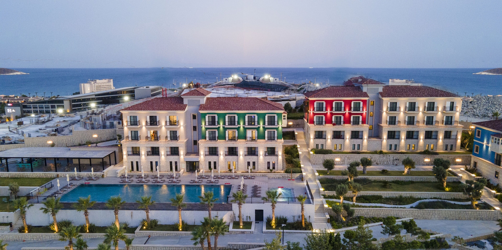 Exterior & Views
