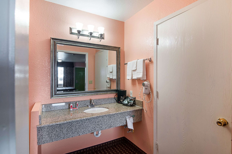 Bathroom 4, Econo Lodge Dalhart Hwy 54 - Hwy 287, Dallam