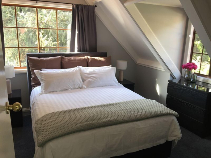 Bedroom 2, Tudor House - Large Family Home, Alpine - East