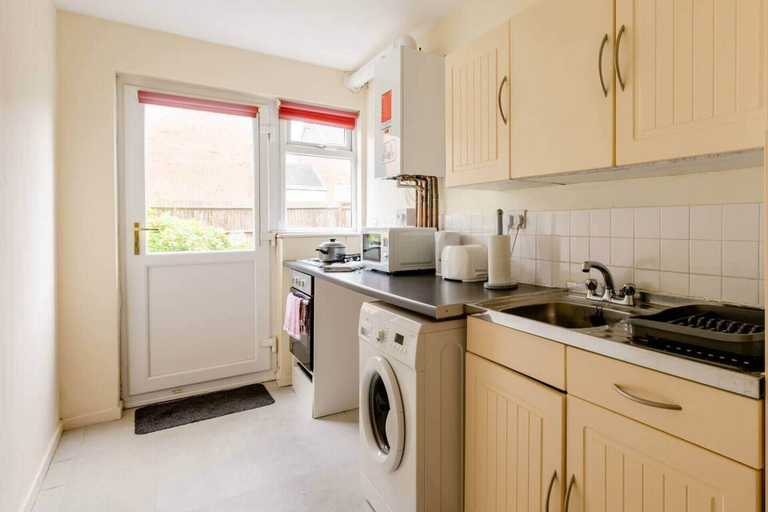 Others 5, Charming 1-bed Apartment in Luton, Luton