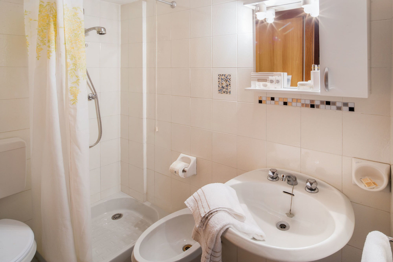 Bathroom 3, Hotel Gilda, Savona
