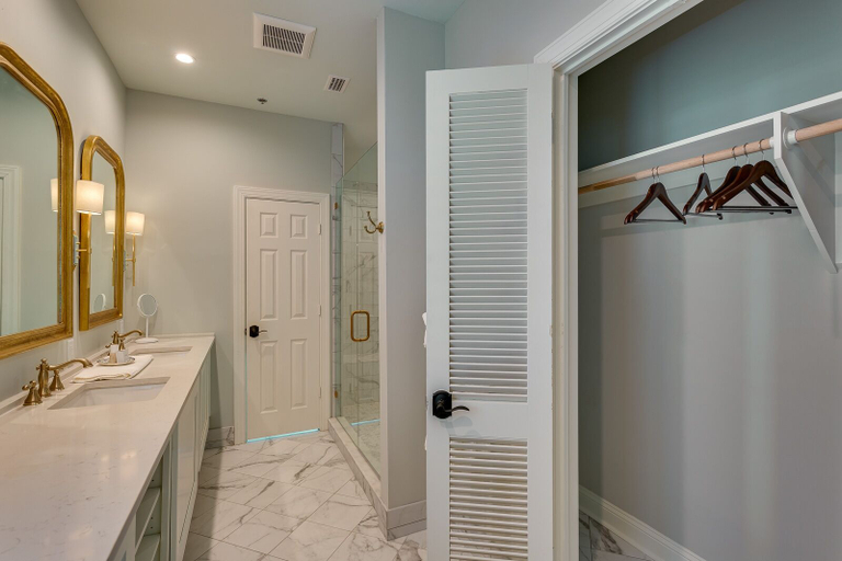 Bathroom 4, Azaleana Manor, Clay