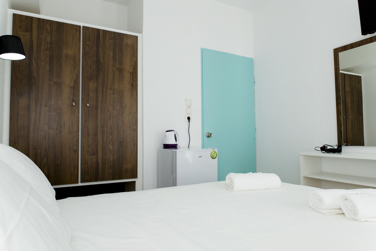 Bedroom 4, Kissamia - Self Check In Only - Next to Night Clubs, Crete