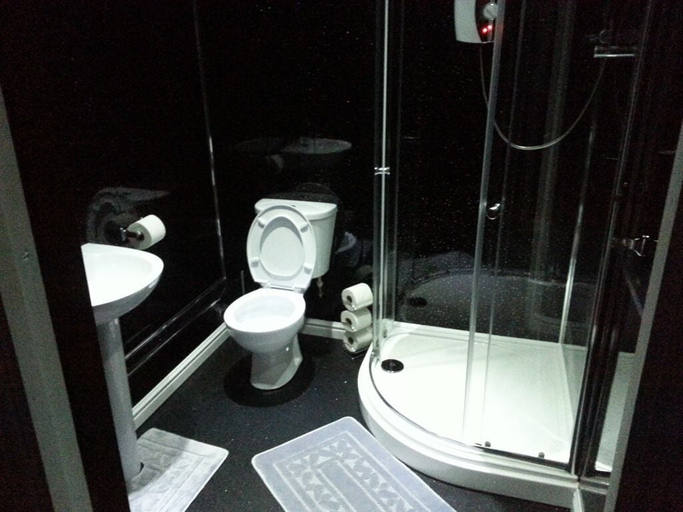Bathroom 3, The Vyvyan Arms Hotel, Cornwall