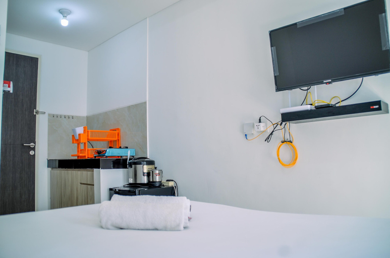 Bedroom 4, Chic and Cozy Studio at Serpong Garden Apartment By Travelio, Tangerang