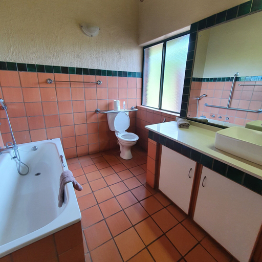Bathroom 5, Ekuthuleni River Front Chalets, Mopani