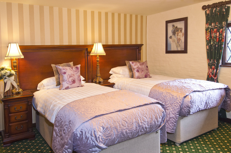 Bedroom 2, The Roundabout Hotel, West Sussex