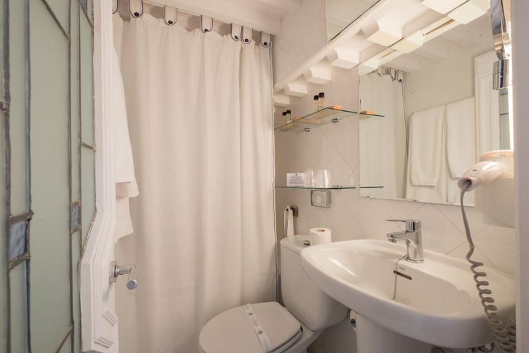 Bathroom 4, Posada Santa Maria la Real, Palencia