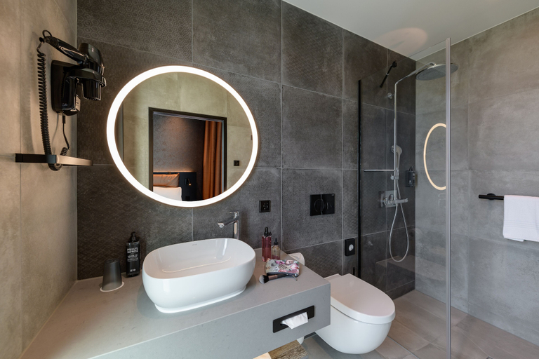 Bathroom 5, Ibis Styles Friedrichshafen, Bodenseekreis