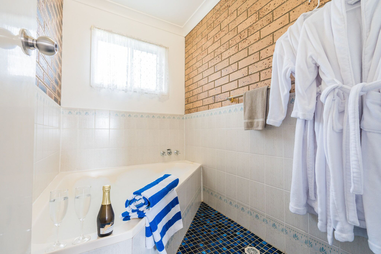 Bathroom 4, Settlers Motor Inn, Tenterfield