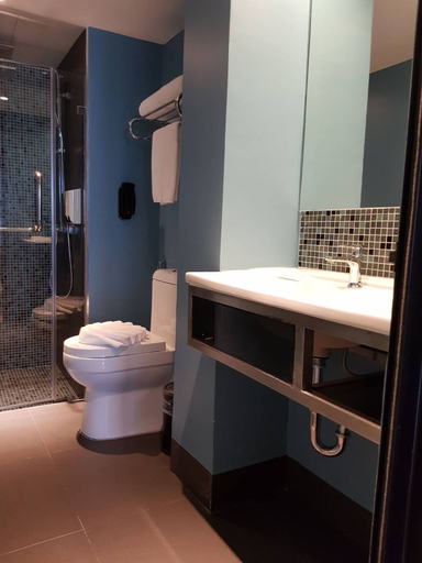 Bathroom 5, Bizotel Premier Hotel & Residence, Ratchathewi
