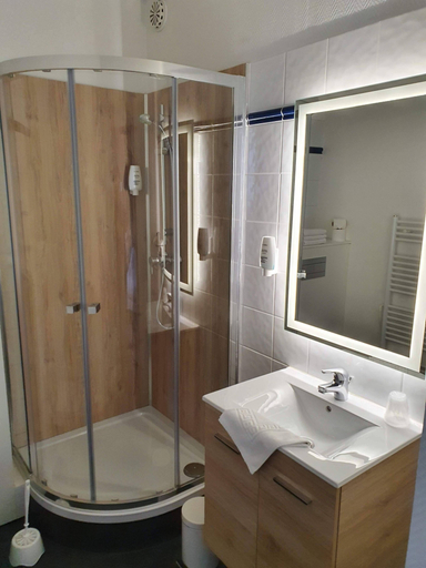 Bathroom 3, Hotel Le Commerce, Seine-Maritime