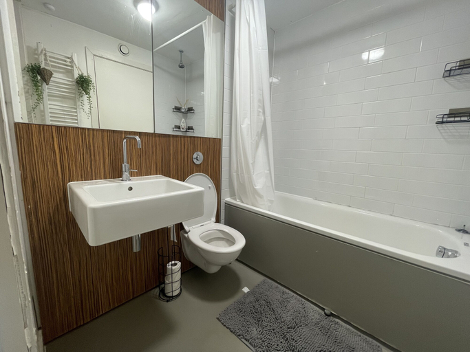 Others 3, Beautiful 1-bed Apartment in Manchester City, Manchester