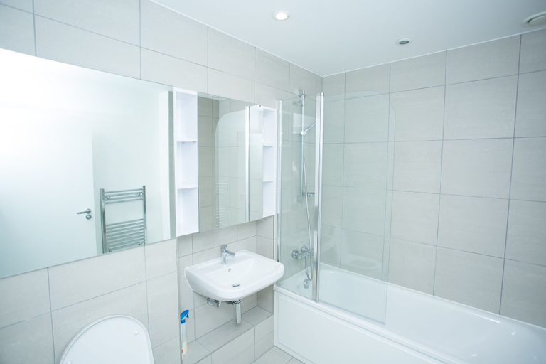 Bathroom 3, High view 2 Bedroom apt - Woolwich, London