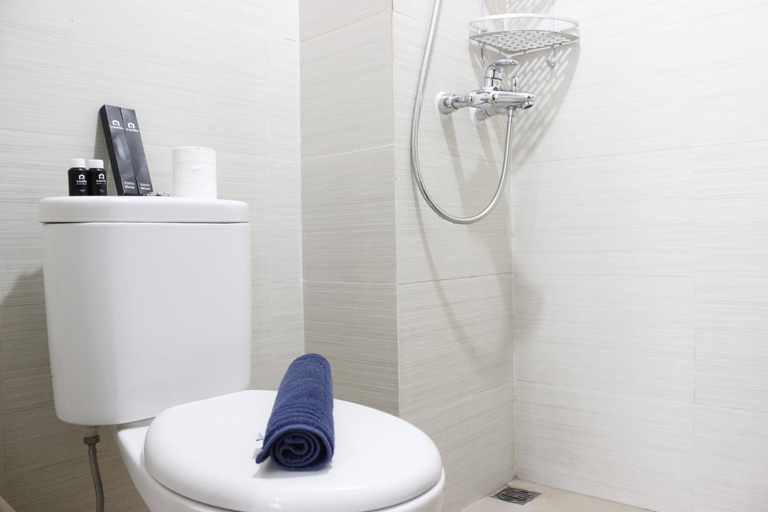 Bathroom 4, Stylish 2BR at Gateway Pasteur near Pasteur Exit Toll, Bandung