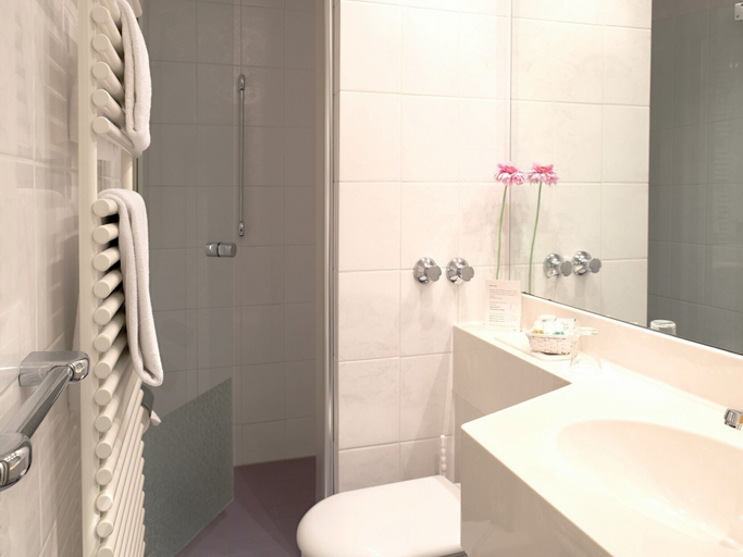 Bathroom 5, Malteser Komturei Hotel / Restaurant, Rheinisch-Bergischer Kreis