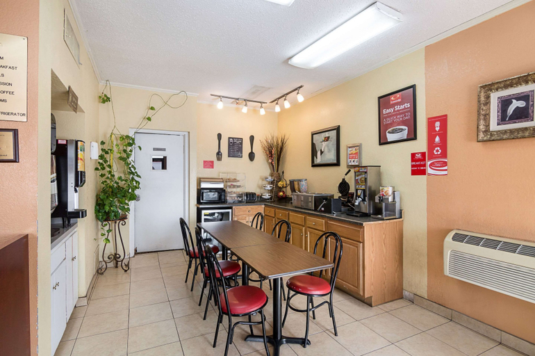 Food & Drinks 5, Econo Lodge Dalhart Hwy 54 - Hwy 287, Dallam